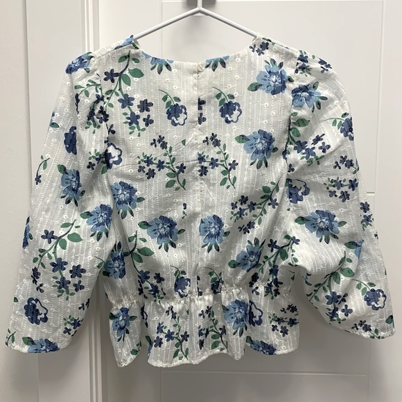 ‼️3/$30‼️ Floral blouse - Picture 3 of 4